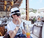 Syahrini Makan Siang di Atena