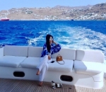 Bersantai di Yacht Mewah