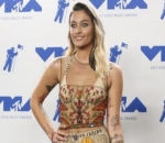 Paris Jackson, Mengenakan Gaun Transparan dengan Bordir Bunga dari Dior
