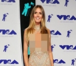 Heidi Klum, Seksi dalam Balutan Busana Rancangan Peter Dundas