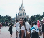 Pamela Bowie Bergaya ala Minnie Mouse