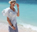 Birunya Pantai Menjadi Favorit Luna Maya