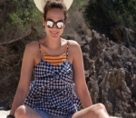 Topi dan Kacamata Melengkapi Gaya Liburan Luna Maya