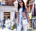 Gaya Kece Ririn Ekawati Padukan Celana Putih dan Blzer Bunga