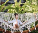 Fiona Anthony Santai diatas Hammock