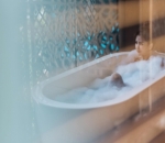 Dion Wiyoko Potret Istri Saat Mandi