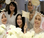 Gunakan Mahkota, Vicky Shu Siap Jadi Ratu