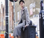 Dandanan Keren, Tatjana Saphira Pose di Bric Lane