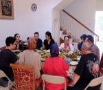 Suasana Pesta Ulang Tahun Khidmat dan Hangat