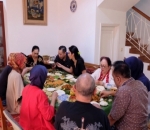 Ulang Tahun Hedy Elias Digelar dengan Pesta Nasi Liwet