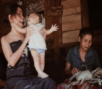 Titi Rajo Bintang Berinteraksi dengan Penduduk Lokal