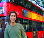 El Rumi Tampilkan Keceriaan di London