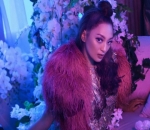 Asmara Abigail Gunakan Syal Bulu dalam Pemotretan