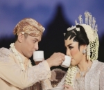  Vicky Shu Gunakan Adat Jawa Sebagai Konsep Pernikahan