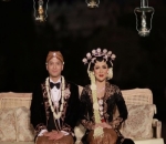 Vicky Shu Berdandan Ala Puteri Solo