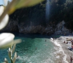 Raisa & Hamish Daud Nikmati Pantai di Italia
