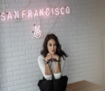  Luna Maya Pose Cantik di Seoul City Hall