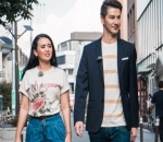 Ayushita Berpose Bersama Model Luar Negeri