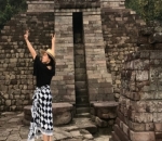 Senangnya Vicky Shu saat di Candi Sukuh