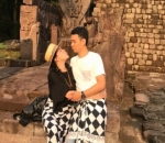 Vicky Shu & Suami Bulan Madu ke Candi Sukuh