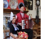 Tyas Mirasih Bergaya ala Warga Belanda