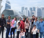  Ussy Sulistiawaty Boyong Keluarga Besar