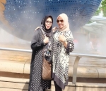  Ibunda Ussy Berpose di Universal Studios