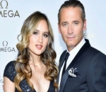 Cinta Laura Berpose Bersama CEO Omega