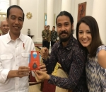 Chico & Julie Beri Hadiah untuk Jokowi