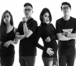 Sandra Dewi Berpose Bersama Tim Pemotretan