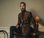 Chico Jericho Pose Keren dengan Batik