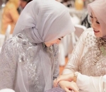 Laudya Cynthia Bella Anggun dengan Dress Abu Muda