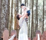 Tya Ariestya Ajak Anak ke Kawasan Hutan Pinus