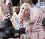 Keakraban Laudya Cynthia Bella Bersama Fans