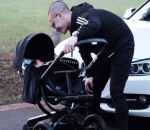  Baby Zayn Jalan-Jalan dengan Ayahnya