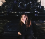  Shaloom Razade Berpose di Piccadilly Circus