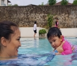 Pengalaman Pertama Salma di Kolam Renang