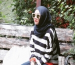 Rina Nose Berpose di Alona Beach