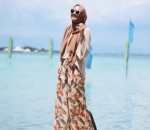 Rina Nose Bermain di Pantai