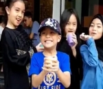 Engku Aleesya Bermain Bersama Teman