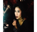 Istri Tara Budiman Tampil Beda