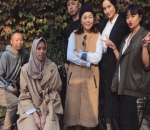  Tatjana Saphira Berpose Bersama Tim