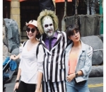 Audi Marissa Berfoto Bersama Badut