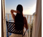 Ratu Felisha Nikmati Sunset di Hotel