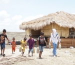 Dewi Sandra Berbaur dengan Anak-Anak