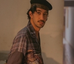 Tampan dan Nyentriknya Reza Rahadian