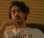 Reza Rahadian Bergaya untuk Louis Vuitton