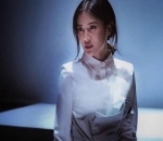 Tampilan Busana Berbeda Dian Sastro