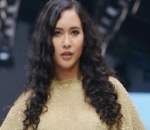 Elvira Devinamira Melenggang di Catwalk
