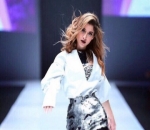  Millane Fernandez Keren Berjalan